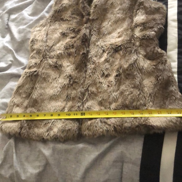 Banana Republic Faux Fur Vest - Picture 10 of 11